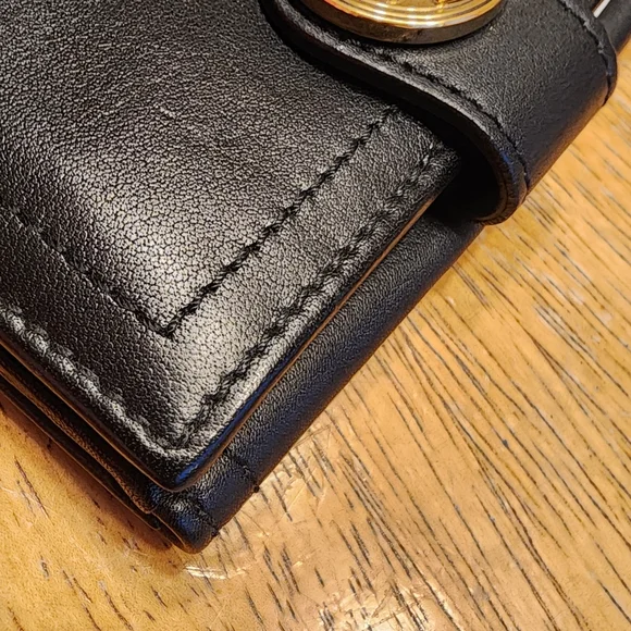 Gucci Black Leather Coin Purse with Gold Crest Medallion - Picture 6 of 14
